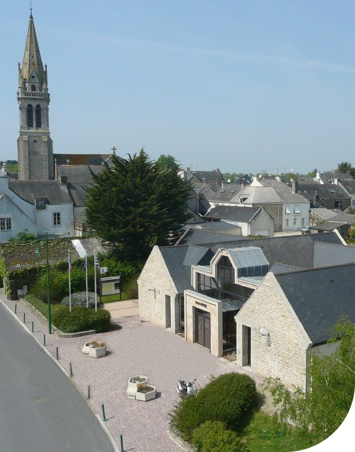 Photo de la mairie de Surzur et vue sur le clocher.