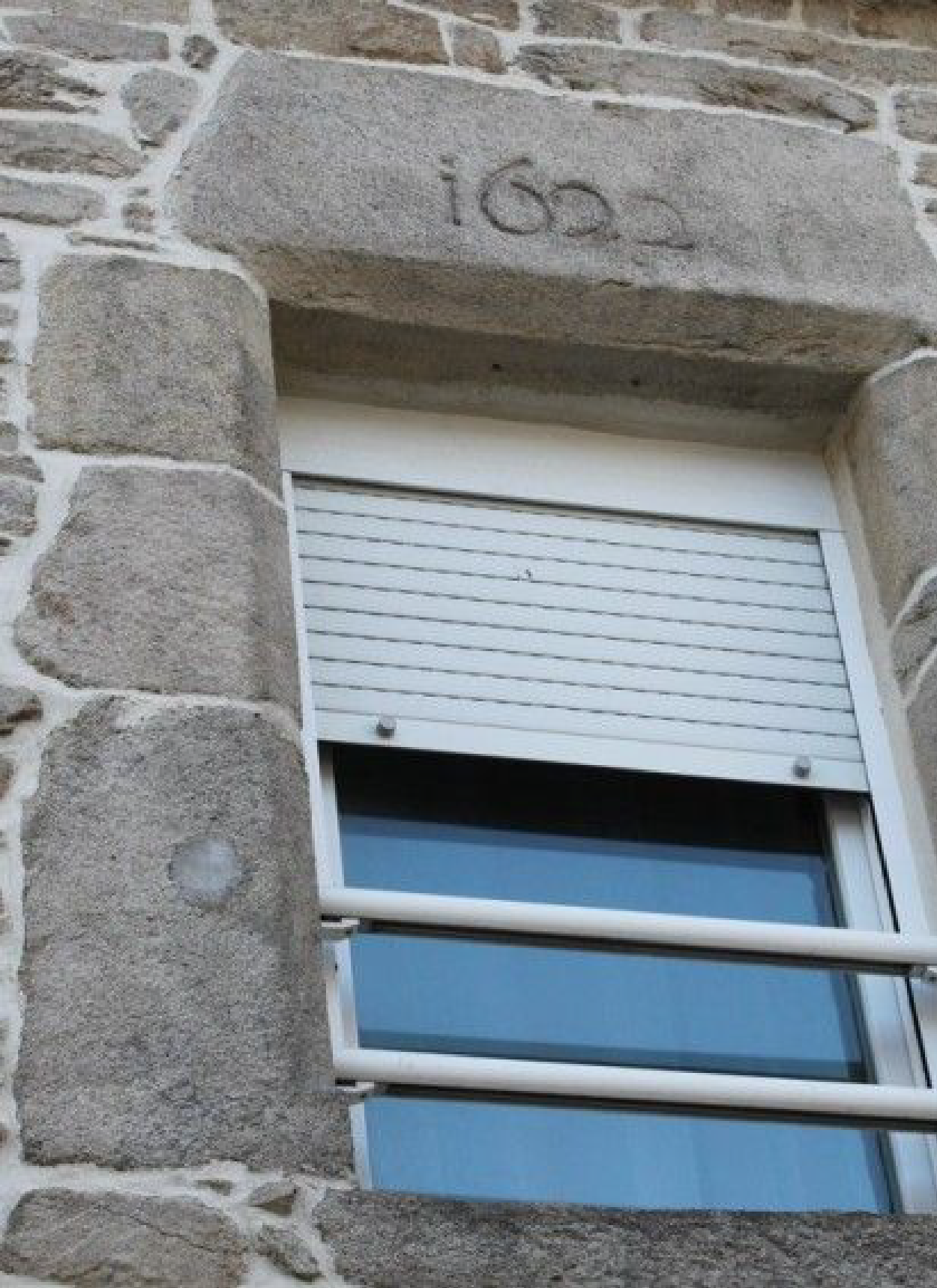 Photographie d'une fen&ecirc;tre d'une maison &agrave; Surzur