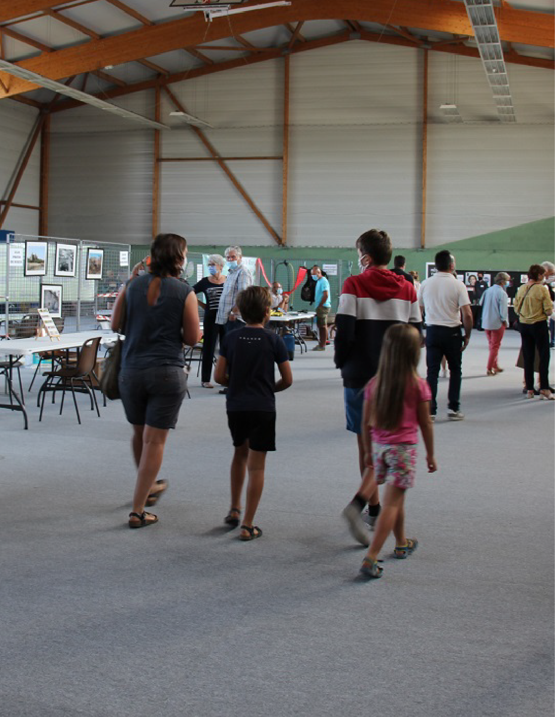 Photo d'une famille déambulant au forum des associations de Surzur.