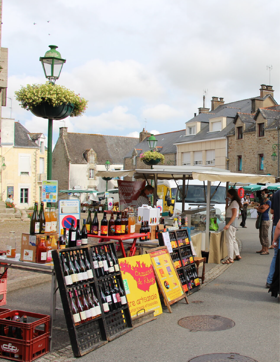 Photo d'un stand sur la place de l'&eacute;glise de Surzur durant l&rsquo;&eacute;t&eacute; en f&ecirc;te