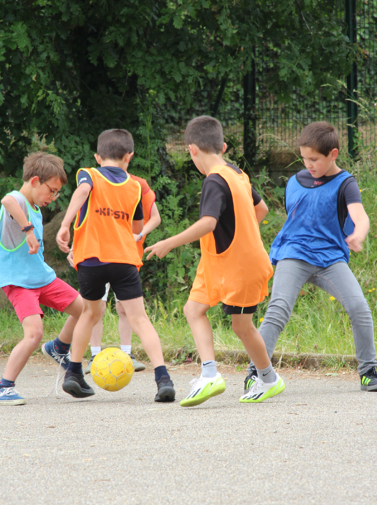 Photos d'enfants qui jouent au foot