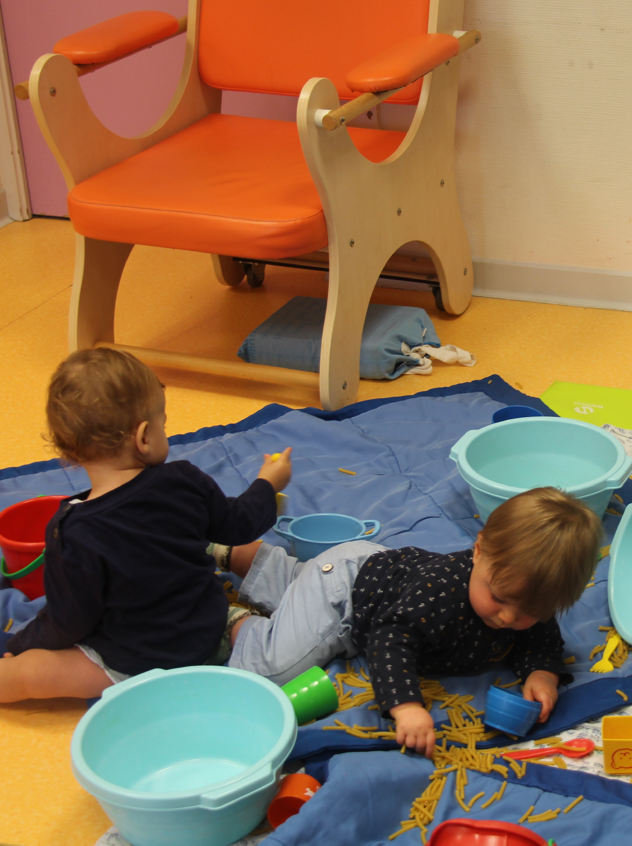 Photo d'enfants qui jouent dans un lieu d'accueil