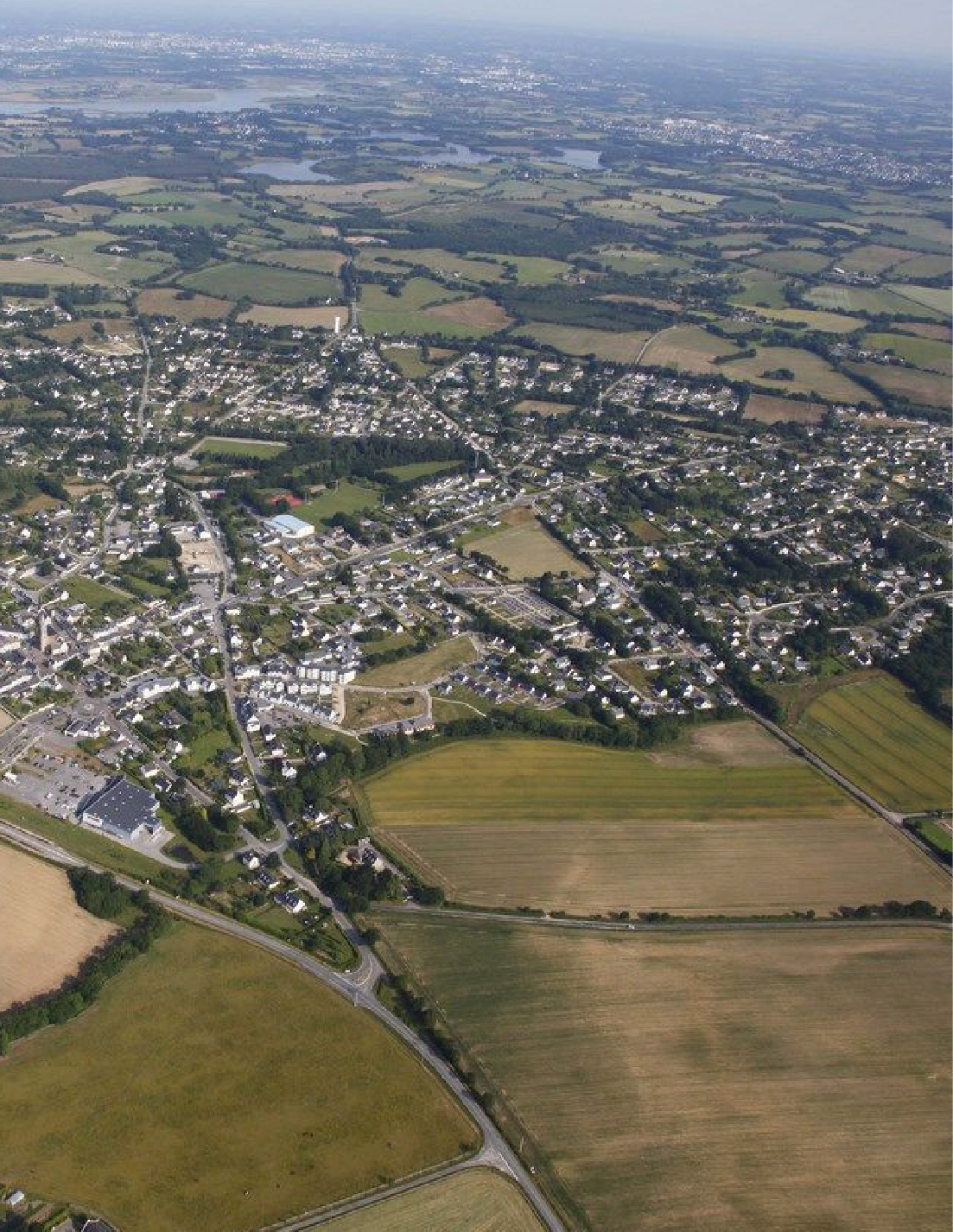 Photographie d'une vue aérienne du bourg de Surzur